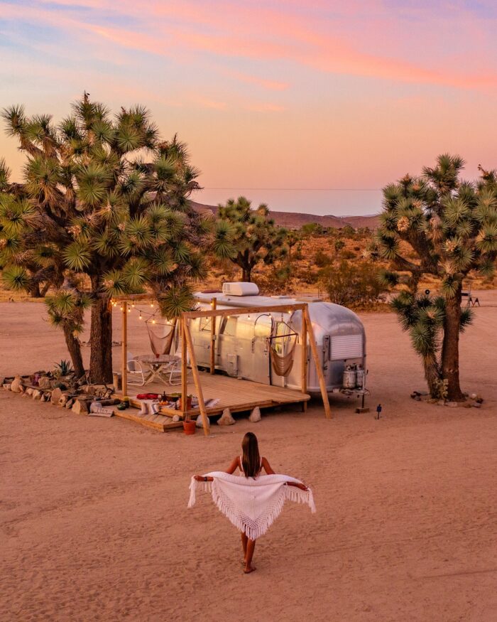 joshua-tree-airbnb-airstream-sunset sunset behind vintage airstream in joshua tree