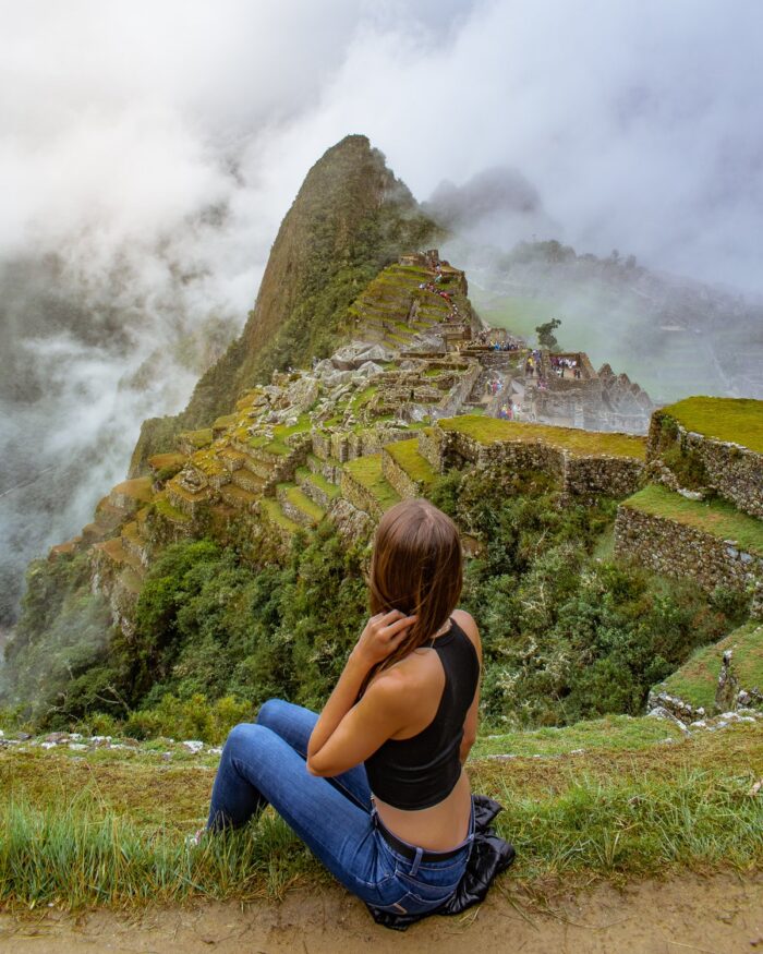 peru-machu-picchu-sitting machu picchu