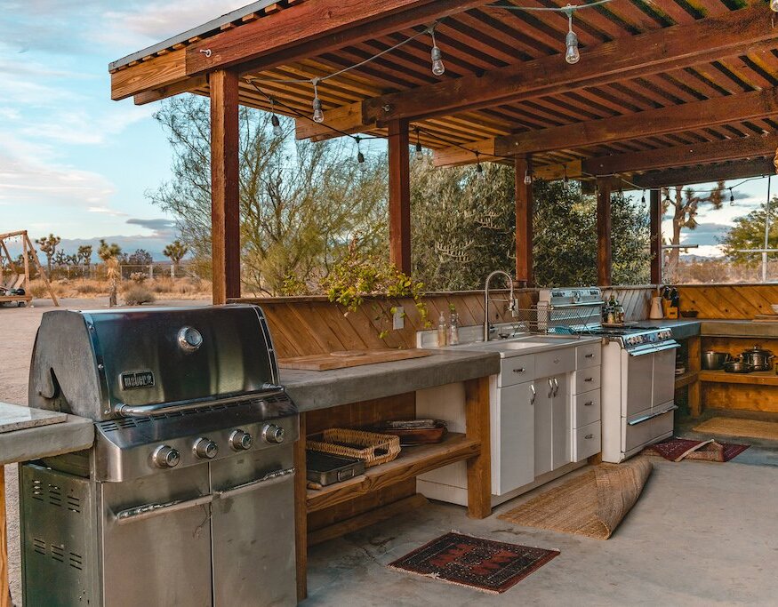 joshua-tree-airbnb-outdoor-kitchen airbnb in joshua tree
