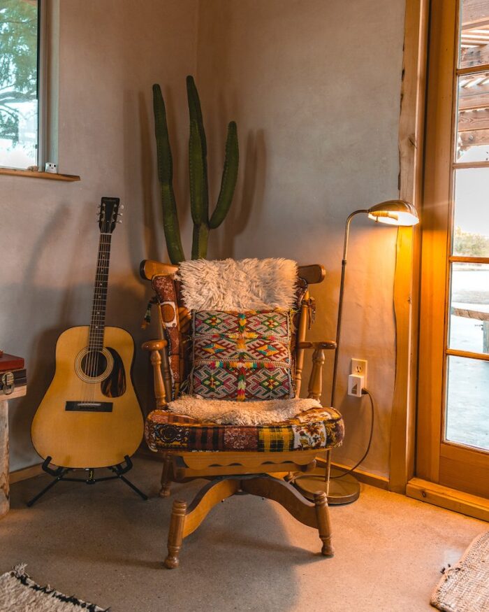 joshua-tree-airbnb-vintage-guitar airbnb in joshua tree
