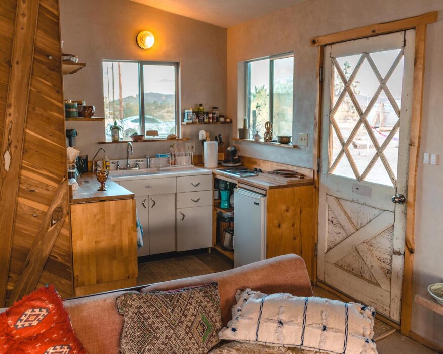 joshua-tree-airbnb-indoor-kitchen airbnb in joshua tree kitchen