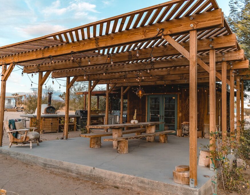 joshua-tree-airbnb-club-house-outdoor airbnb joshua tree