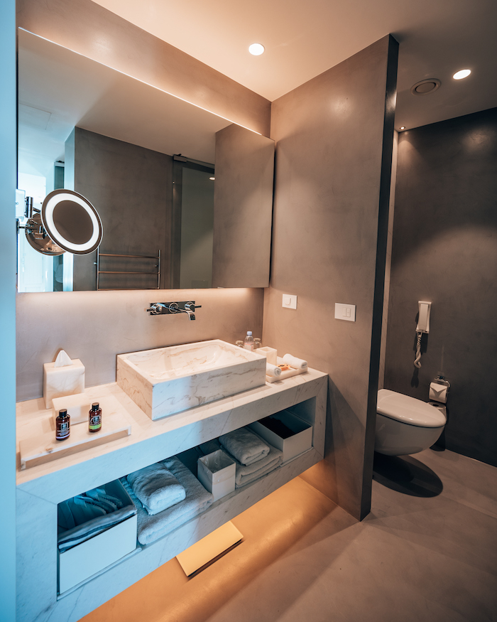 grace-hotel-santorini-bathroom