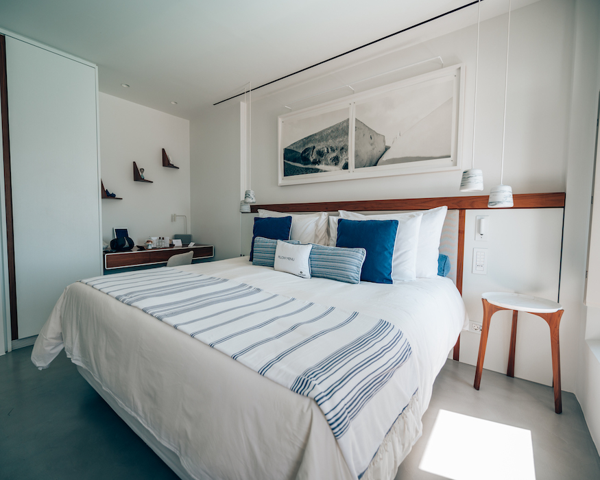 grace-hotel-santorini-bedroom-2