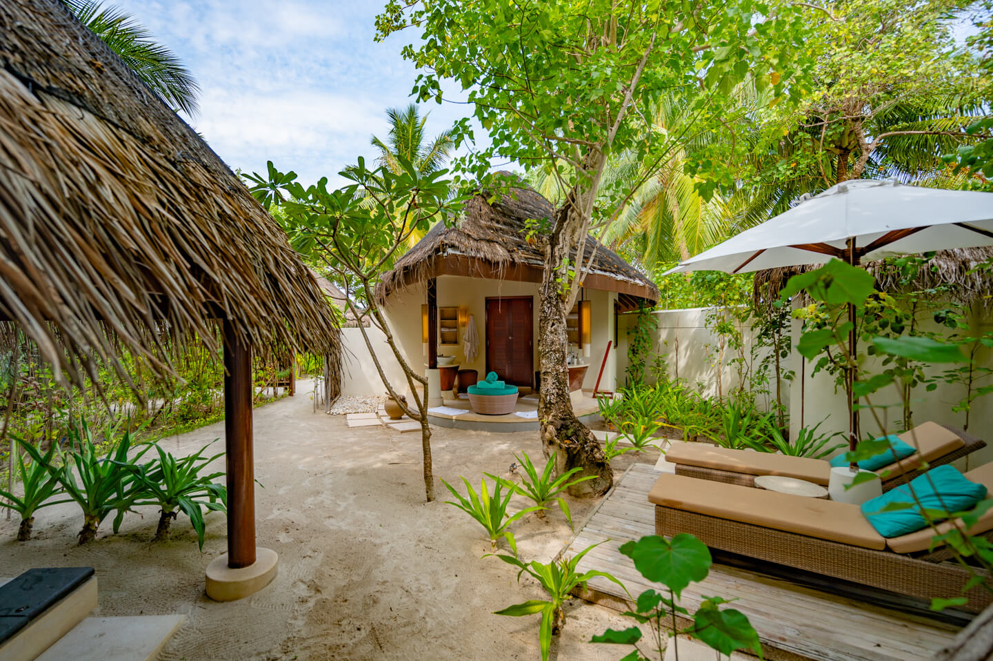 constance-halaveli-maldives-outdoor-bathroom