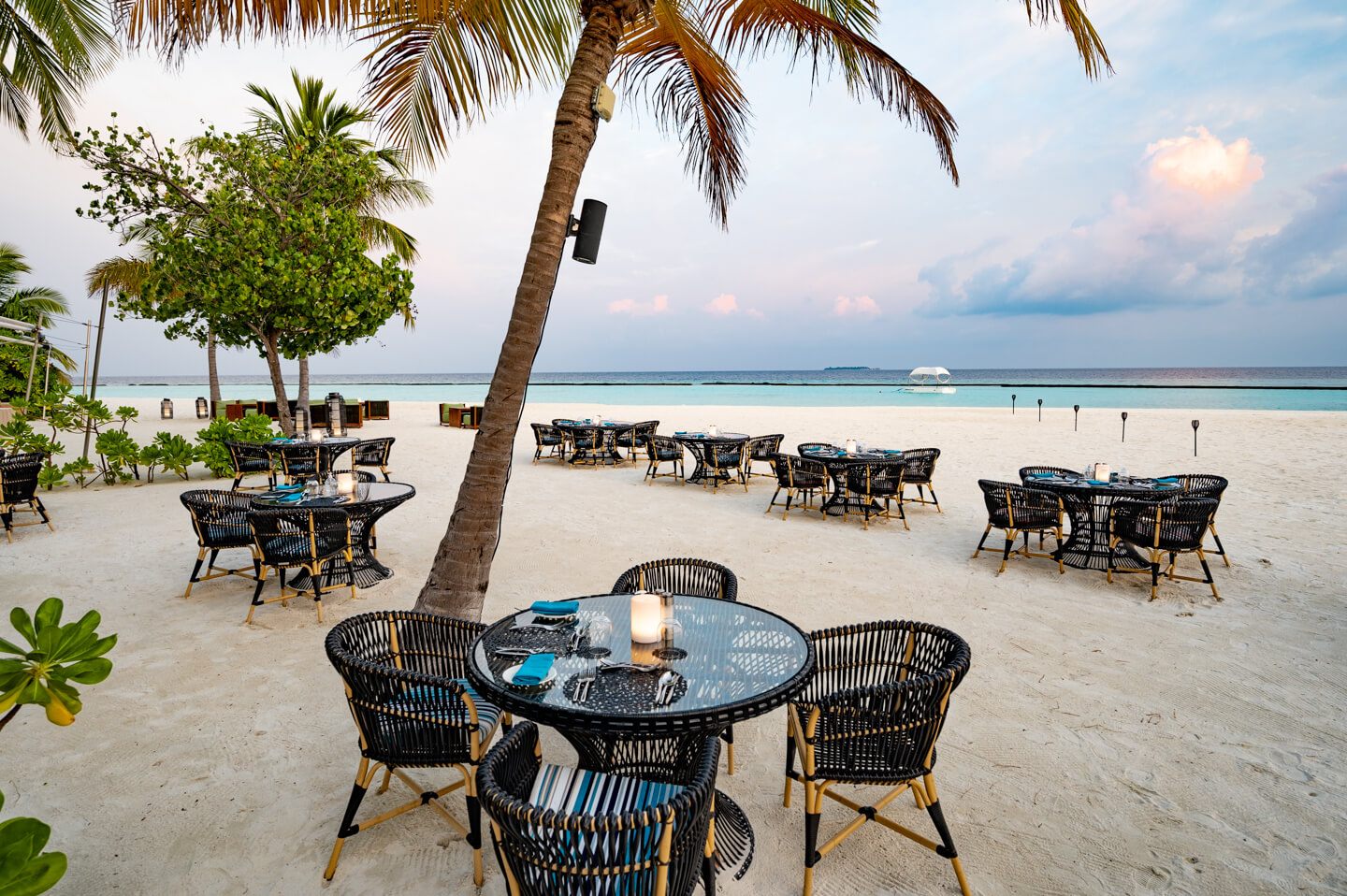 constance-halaveli-maldives-restaurant-beach